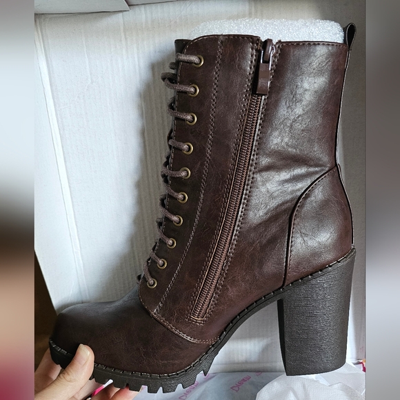 Dream pairs Woman's chunky heel boots size 8.5 - Picture 2 of 6